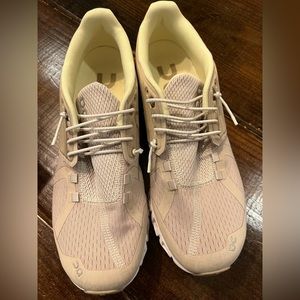 Womens OnClouds Like new size 9